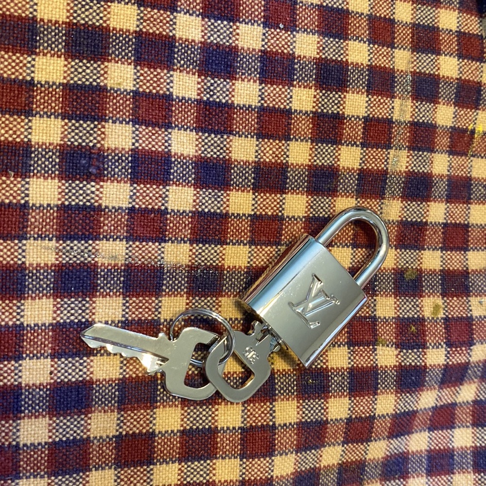 EUC Louis Vuitton lock and 2 keys #315